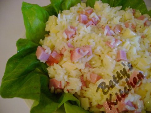 Salată de orez, șuncă și cașcaval